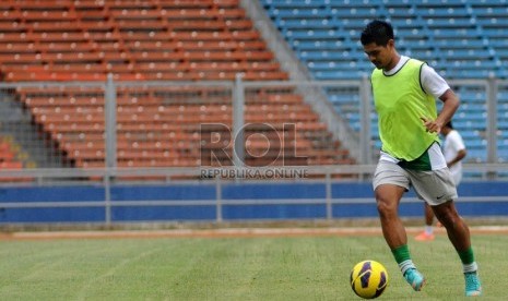 Pemain Persija Jakarta Bambang Pamungkas mengikuti latihan perdana Tim Nasional Indonesia seusai libur Idul Adha di Stadion Utama Gelora Bung Karno, Jakarta, Selasa (30/10).      (Prayogi)