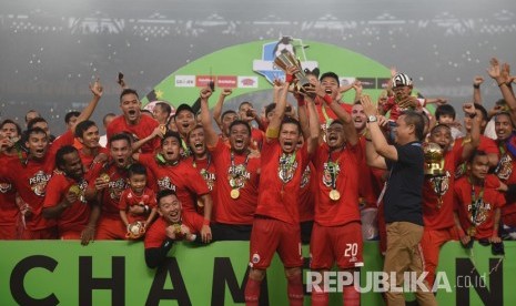 Pemain Persija Jakarta berselebrasi usai keluar sebagai juara Liga 1 di Stadion Utama Gelora Bung Karno, Jakarta, Ahad (9/12/2018). 