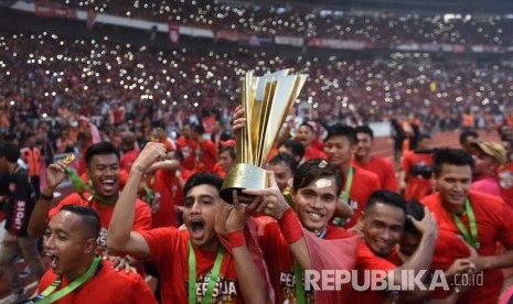 Pemain Persija Jakarta berselebrasi usai keluar sebagai juara Liga 1 di Stadion Utama Gelora Bung Karno, Jakarta, Ahad (9/12/2018).