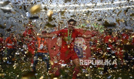 Pemain Persija Jakarta berselebrasi usai keluar sebagai juara Liga 1 di Stadion Utama Gelora Bung Karno, Jakarta, Ahad (9/12/2018).