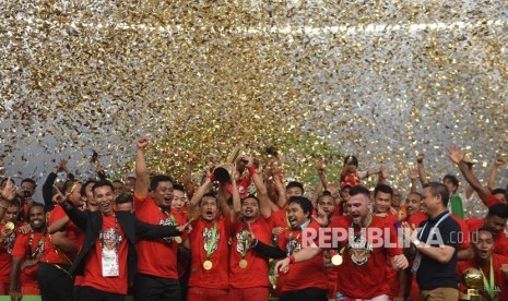 Pemain Persija Jakarta berselebrasi usai keluar sebagai juara Liga 1 di Stadion Utama Gelora Bung Karno, Jakarta, Ahad (9/12/2018). 