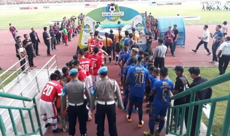 Pemain Persija Jakarta dan Persib Bandung hendak memasuki lapangan pertandingan di Stadion Manahan Solo, Jumat (3/11).