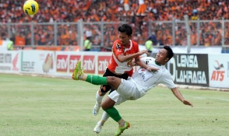 Pemain Persija Jakarta Ismed Sofyan (kiri).