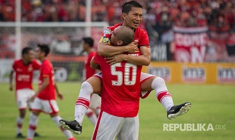 Pemain Persija Jakarta Ismed Sofyan memeluk Bruno Da Silva Lopez usai memastikan kemenangan atas Persib Bandung pada pertandingan Liga I Gojek Traveloka di Stadion Manahan, Solo, Jawa Tengah, Jumat (3/11). Pertandingan tersebut dihentikan pada menit 83 setelah Persib Bandung menolak untuk melanjutkan pertandingan, Persija Jakarta menang dengan skor 1-0. 