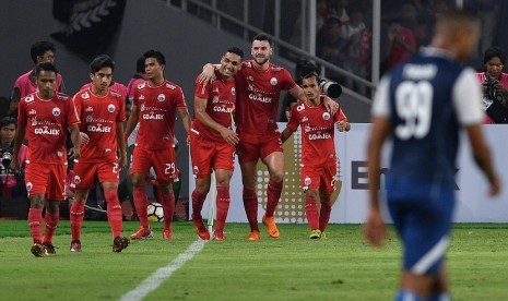 Pemain Persija Jakarta Marko Simic (kelima kiri) dan rekannya melakukan selebrasi usai mencetak gol ke gawang Arema FC dalam pertandingan Gojek Liga 1 2018 di Stadion Utama Gelora Bung Karno, Jakarta, Sabtu (31/3). Persija Jakarta berhasil mengalahkan Arema FC dengan skor 3-1.