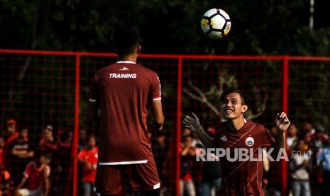 Pemain Persija Jakarta Rezaldi Hehanusa (kanan) menjalani latihan perdana jelang pertandingan musim 2019 di Lapangan Aldiron, Jakarta, Senin (7/1/2019). 