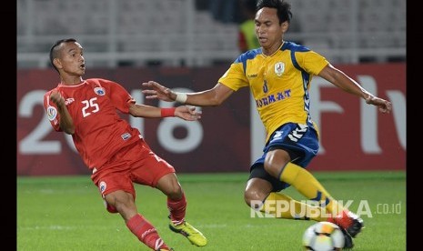 Pemain Persija Jakarta Riko Simanjuntak (kiri) saling berebut bola dengan pemain Tampines Rovers Afiq Yunos (kanan) pada laga kedua Grup H Piala AFC di Stadion Utama Gelora Bung Karno, Jakarta, Rabu (28/2).