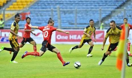 Pemain Persija Jakarta, Robertino Pugliara (tengah), dihadang pemain Mitra Kukar, Jovo Paulonie (dua kanan) saat pertandingan Indonesia Super League (ISL) di Stadion Utama Gelora Bung Karno, Jakarta, Sabtu (12/1). Mitra Kukar menang 2-1. 