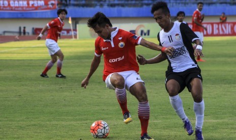 Pemain Persija Rezaldi Hehanusa (kiri) berebut bola dengan Pemain PSM Makasar M Rahmat (kanan) dalam pertandingan Torabika Soccer Championship (TSC) 2016 di Stadion Manahan Solo, Jawa Tengah, Minggu (21/8). 