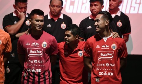 Pemain Persija Ryuji Utomo (kanan) bersama pemain senior Persija Bambang Pamungkas (tengah) dan penjaga gawang Persija Shahar Ginanjar (kiri) saat peluncuran tim dan jersey musim 2019-2020, di Jakarta, Jumat (17/5/19).