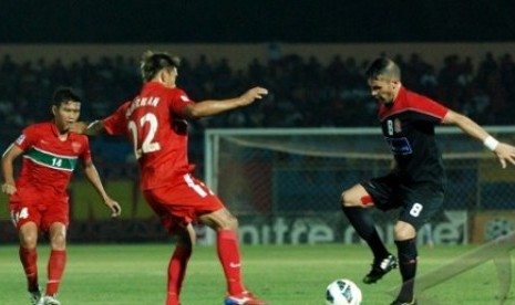 Pemain Persijap Jepara Walter Brizuela (kanan) berusaha menerobos pertahanan kesebelasan Bontang FC pada pertandingan Liga Primer Indonesia di Stadion Gelora Bumi Kartini, Jepara, Jateng, Ahad (20/10) malam.