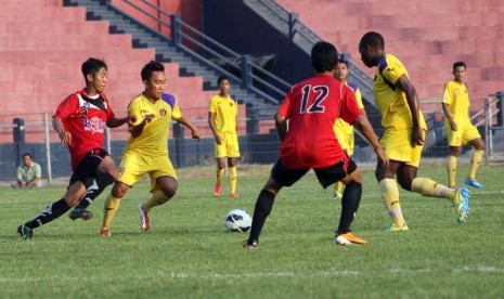 Pemain Persik Kediri (kuning) menggelar laga uji coba jelang laga Indonesia Super League. 