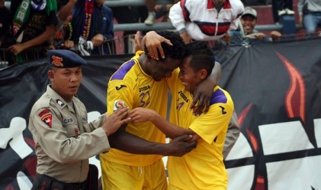 Pemain Persik Kediri Michael Ndubuisi (tengah) di rangkul Fahrudin (kanan) usai mencetak gol ke gawang Persija Jakarta di stadion Brawijaya Kota Kediri, Jawa Timur, Senin (21/4).