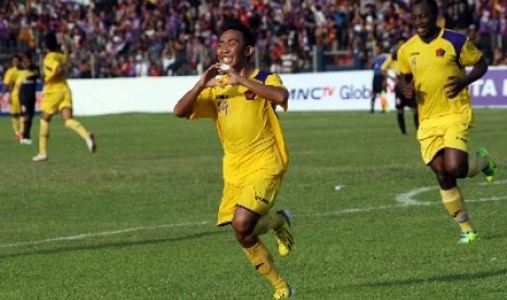 Pemain Persik Kediri, Rendi Irwan melakukan selebrasi usai mencetak gol ke gawang Sriwijaya FC.