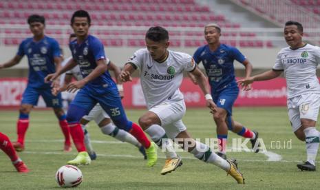 Pemain Persikabo 1973 Muhammad Dimas Drajat (kedua kanan) berusaha melewati pemain Arema FC pada pertandingan Piala Menpora di Stadion Manahan, Solo, Jawa Tengah, Ahad (21/3/2021). 