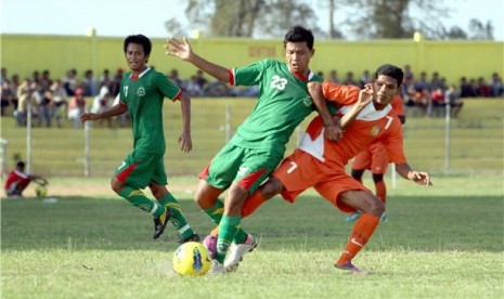 Pemain Persikabo Bogor (hijau) saat beraksi di lapangan. (ilustrasi)