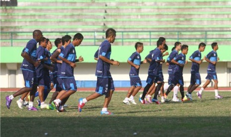 Pemain Persiku Kudus melakukan uji coba lapangan jelang laga lanjutan Divisi Utama Liga Indonesia. 