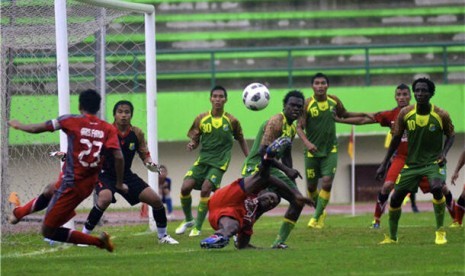 Pemain Persip Pekalongan (hijau) pada pertandingan Divisi Utama Liga Indonesia. 