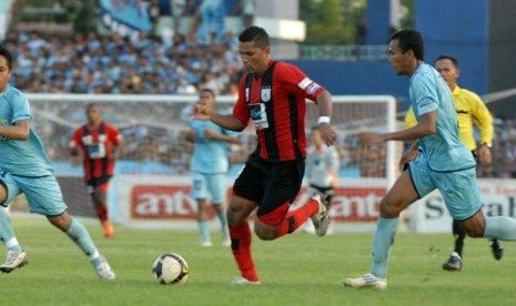 Pemain Persipura Alberto Goncalves (tengah) berusaha melewati dua pemain Persela, Taufiq Kasrun (kanan) dan Sukadana (kiri) dalam pertandingan lanjutan Indonesia Super League (ISL) di stadion Surajaya Lamongan, Jawa Timur, Rabu (28/3). Dalam pertandingan t