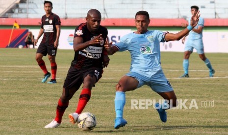 Striker Persipura Boaz Salossa (kedua kiri) saat berebut bola dengan pemain Persela Lamongan Delfin Rumbino (kedua kanan). 