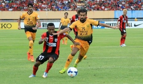 Pemain Persipura Jayapura Ferinando Pahabol (kiri).