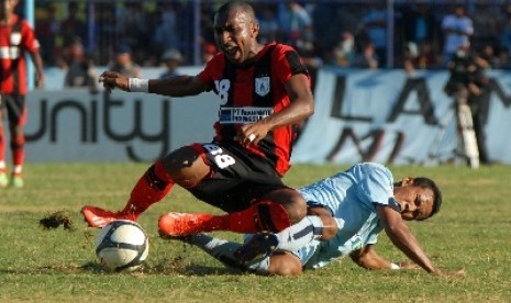 Pemain Persipura Jayapura Petrick Wanggai (kiri).