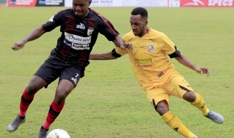 Pemain Persipura Jayapura R. Wanma (kiri) berebut bola dengan persepak bola Semen Padang Boas Atururi pada pertandingan Liga 1 di Stadion Mandala Jayapura, Papua, Jumat (28/6). Persipura Jayapura bermain imbang dengan Semen Padang dengan skor 1-1. 