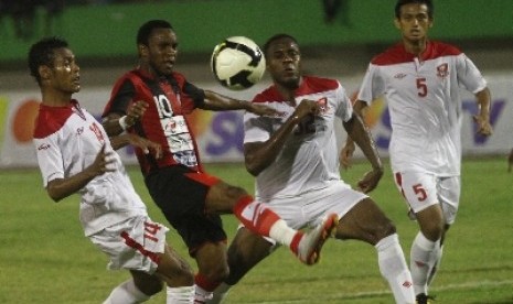 Pemain Persipura Jayapura, Ruben Sanadi (kiri) menerima sanksi PSSI.