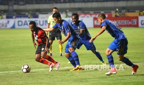 Pemain Persipura Yohanes Ferinando Pahabol (kiri) dibayangi tiga pemain Persib Bandung.