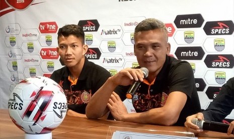 Mantan pelatih Persiraja Banda Aceh yang kini melatih Semen Padang FC Hendri Susilo (kanan). Peluang kesebelasan Semen Padang FC untuk lolos ke babak delapan besar Liga 2 Indonesia 2021 semakin berat setelah gagal meraih poin penuh dalam pertandingan keenam penyisihan Grup A melawan PSPS Riau dan hanya bermain 1-1 di Stadion Kaharuddin Nasution, Pekanbaru, Rabu (4/11).