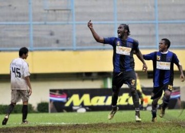 Pemain Persiram Raja Ampat, Jean Boumsong (dua kanan), bersama kapten Oktavianus Maniani melakukan selebrasi usai menjebol gawang lawan. 