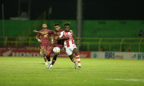 Pemain Persis Moussa Sidibe berusaha menerobos pertahanan PSM Makassar, Senin (28/8/2023).