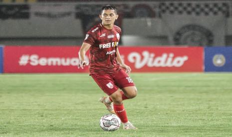 Pemain Persis Solo, Arapenta Poerba, saat laga Persis melawan Putra Safin Group (PSG) Pati di Stadion Manahan Solo, Jawa Tengah, Ahad (26/9) malam. 