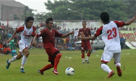 Pemain Persis Solo (putih) menghadapi Rheza Mojokerto Putra (MP) dalam pertandingan kompetisi Divisi Utama PT Liga Indonesia di stadion Gelora Gajah Mada, Mojosari, Kabupaten Mojokerto, Jawa Timur. 