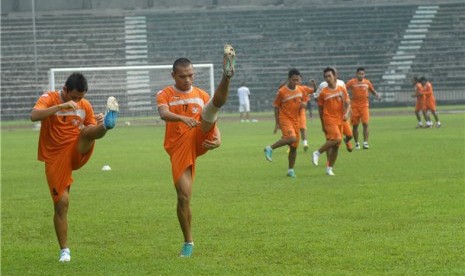 Pemain Putra Samarinda melakukan pemanasan jelang laga Indonesia Super League (ISL). 