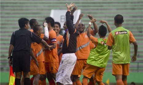 Pemain Persisam Samarinda merayakan gol. 