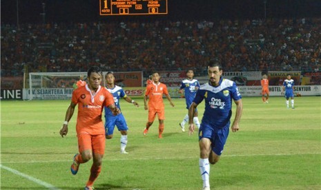 Pertandingan sepak bola di Stadion Segiri, Samarinda (ilustrasi). Stadion Segiri akan menjadi tuan rumah Grup B Piala Presiden 2022.