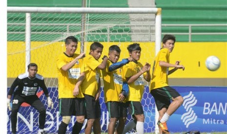 Pemain Persiwa Wamena melakukan uji coba lapangan di Gelora Sriwijaya Jakabaring, Palembang, jelang laga Indonesia Super League (ISL). 