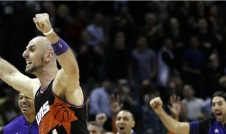 Pemain Phoenix Suns, Marcin Gortat (kiri), bersama rekan meluapkan kegembiraannya setelah tembakan Wesley Johnson memaksa San Antonio Spurs melakukan babak overtime di laga NBA pada Rabu (27/2). 