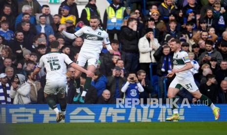 Pemain Plymouth Argyle, Macaulay Gillesphey, tengah, merayakan setelah mencetak gol pembuka timnya selama pertandingan sepak bola putaran keempat Piala FA Inggris antara Chelsea dan Plymouth Argyle di Stadion Stamford Bridge di London, Sabtu, 5 Februari 2022. 