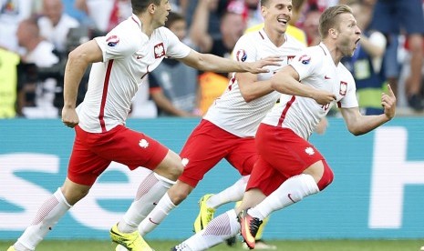 Pemain Polandia Jakub Blaszczykowski (kanan) melakukan selebrasi usai mencetak gol 1-0 ke gawang Ukrainadi Stade Velodrome in Marseille, France, 21 June 2016.