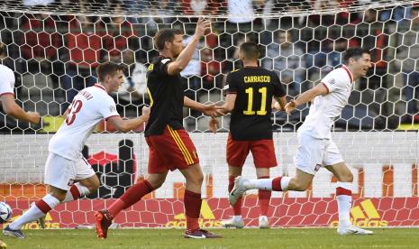 Pemain Polandia Robert Lewandowski, kanan, merayakan setelah mencetak gol ke gawang Belgia selama pertandingan sepak bola UEFA Nations League antara Belgia dan Polandia, di Stadion King Baudouin di Brussels, Rabu, 8 Juni 2022. 