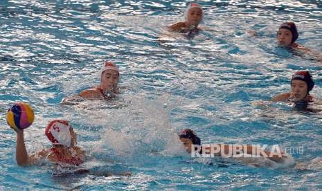 Pemain Polo Air Putri Indonesia Ivy Nernie Prisillia (kiri) membawa bola ketika melawan Polo Air Putri Hong Kong dalam penyisihan grup A Polo Air Putri Asian Games 2018 di Aquatic Center, Gelora Bung Karno, Jakarta, Jumat (17/8).