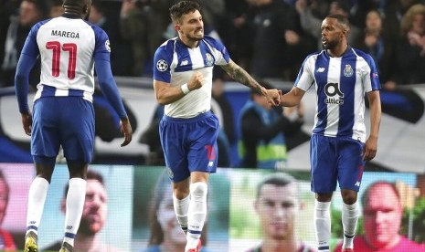 Pemain Porto Alex Telles (tengah) merayakan gol yang mengantarkan timnya lolos ke perempat final Liga Champions.