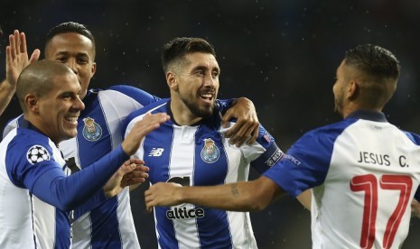 Pemain Porto Hector Herrera (kedua kanan) merayakan golnya ke gawang Lokomotiv Moskow bersama rekan-rekannya.