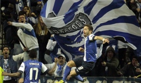 Pemain Porto, Joao Moutinho (kanan), meluapkan emosi usai menjebol gawang Malaga di laga pertama babak 16 besar Liga Champions di Stadion Dragao, Porto, Selasa (19/2). 