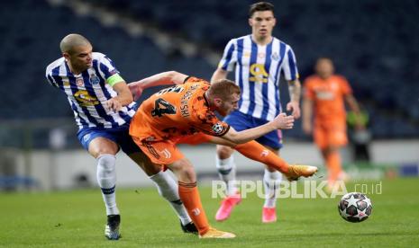 Pemain FC Porto Pepe (kiri) memperebutkan bola dengan pemain Juventus Dejan Kulusevski pada babak 16 besar Liga Champions, leg pertama, pertandingan sepak bola antara FC Porto dan Juventus di Stadion Dragao di Porto, Portugal, Kamis (18/2) dini hari WIB. 