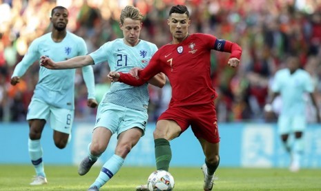 Pemain Portugal Cristiano Ronaldo berebut bola dengan pemain Belanda Matthijs de Ligt dalam final National League di Portugal, Senin (10/6) dini hari WIB