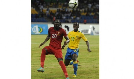 Pemain Portugal Ederzito Antonio Macedo Lopes (kiri) tengah berebut bola dengan pemain Gabon Jean Rene Nze Mba dalam pertandingan persahabatan di Libreville, Gabon, Kamis (14/11/2012).