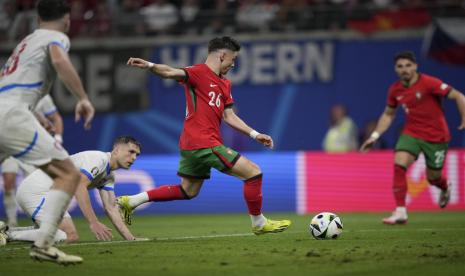 Pemain Portugal Francisco Conceicao (tengah) mencetak gol kedua bagi timnya ke gawang Republik Ceko dalam pertandingan Grup F Euro 2024 di Stadion Leipzig, Leipzig, Jerman, Rabu (19/6/2024) dini hari WIB.